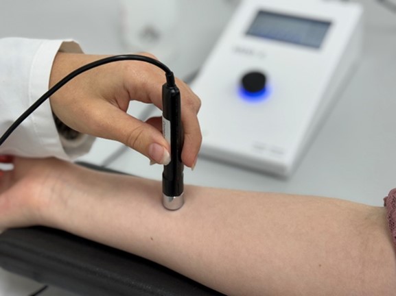 Meting van de vochtbalans van de huid met een corneometer